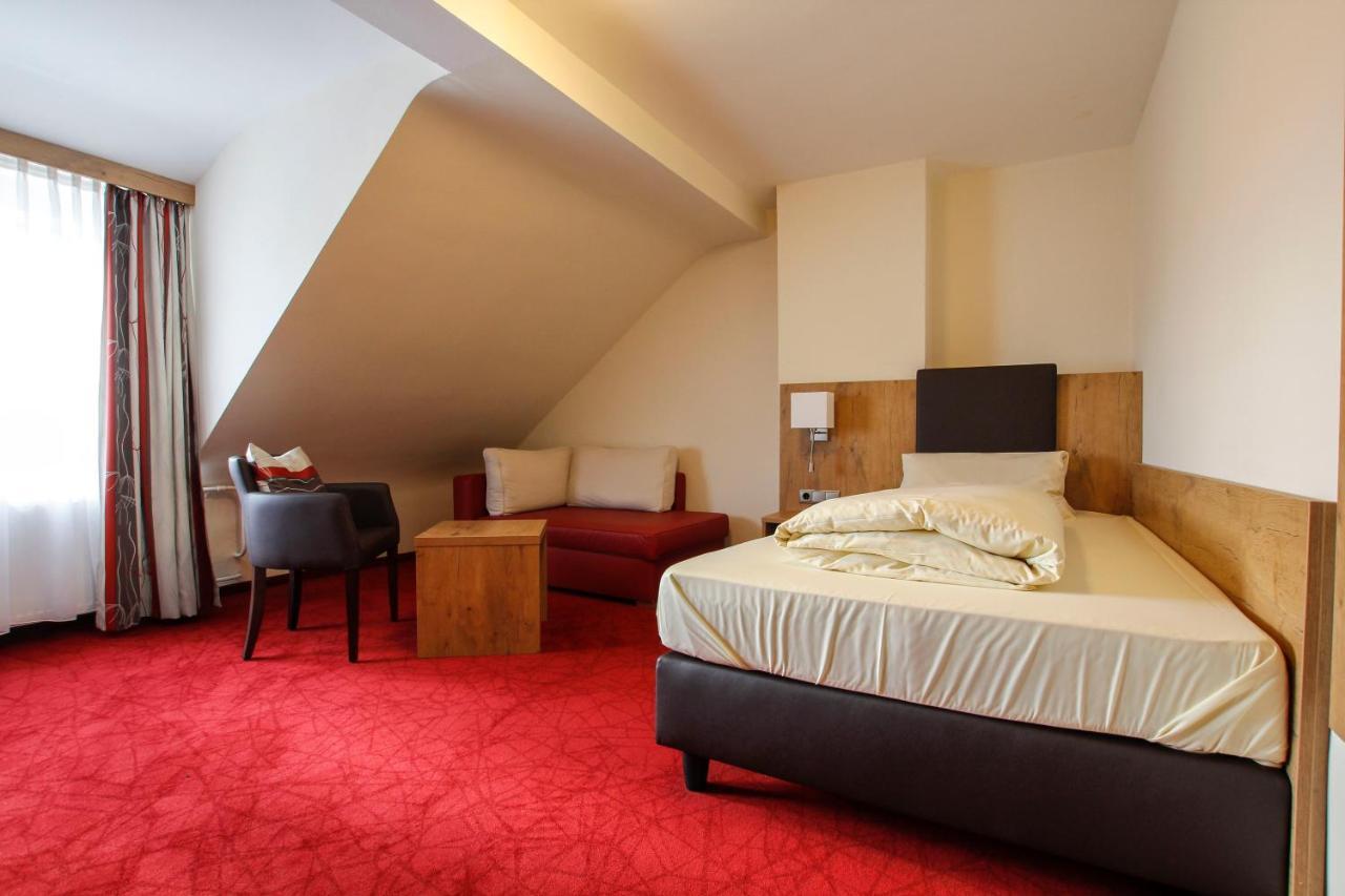 Landhotel Goldener Stern Trautskirchen ภายนอก รูปภาพ